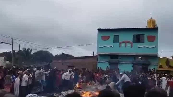 Muharram: ಚಿತ್ರದುರ್ಗದಲ್ಲಿ ಮೊಹರಂ ಆಚರಣೆ ವೇಳೆ ಕೊಂಡ ಹಾಯುವಾಗ ಮಗುವಿನೊಂದಿಗೆ ಬೆಂಕಿಗೆ ಬಿದ್ದ ವ್ಯಕ್ತಿ Muharram: ಚಿತ್ರದುರ್ಗದಲ್ಲಿ ಮೊಹರಂ ಆಚರಣೆ ವೇಳೆ ಕೊಂಡ ಹಾಯುವಾಗ ಮಗುವಿನೊಂದಿಗೆ ಬೆಂಕಿಗೆ ಬಿದ್ದ ವ್ಯಕ್ತಿ