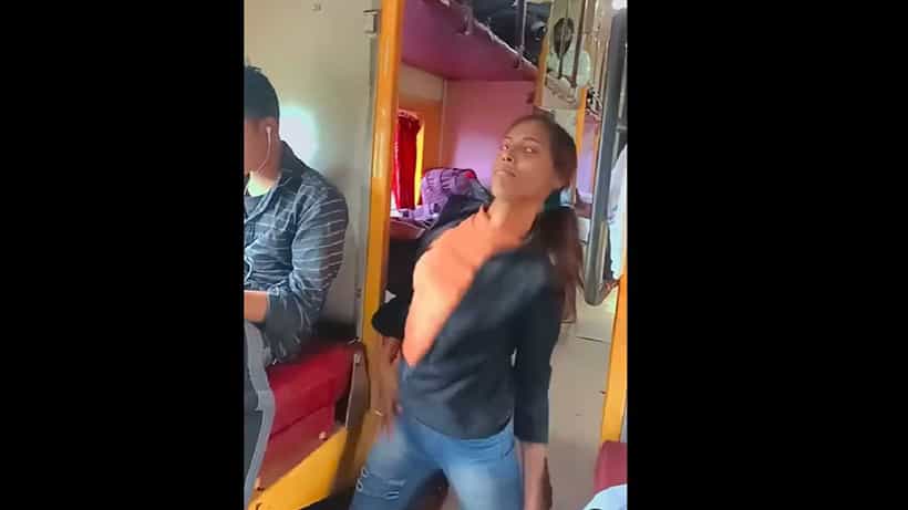 Viral Video: ಡಿಜಿಟಲ್ ಭಿಕ್ಷೆ; ಸ್ಲೀಪರ್ ಕೋಚ್ನಲ್ಲಿಯೂ ರೀಲಿಗರ ಹಾವಳಿ; ಕಿಡಿಕಾರಿದ ನೆಟ್ಟಿಗರು