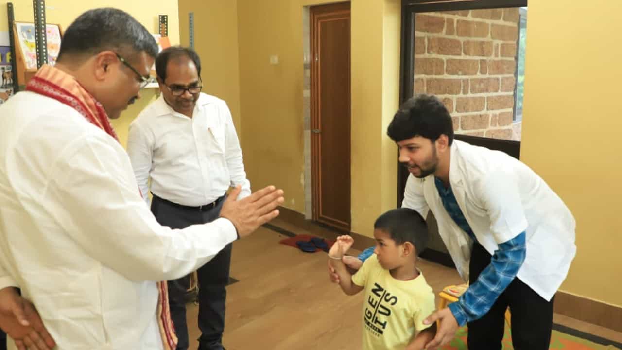 ಭುವನೇಶ್ವರದ ಐಎಚ್ಎಸ್ ಶಿಕ್ಷಣ ಸಂಸ್ಥೆಗೆ ಭೇಟಿ; ಇದು ಸ್ಮರಣೀಯ ದಿನ ಎಂದ ಕೇಂದ್ರ ಸಚಿವ ಧರ್ಮೇಂದ್ರ ಪ್ರಧಾನ್ ಭುವನೇಶ್ವರದ ಐಎಚ್ಎಸ್ ಶಿಕ್ಷಣ ಸಂಸ್ಥೆಗೆ ಭೇಟಿ; ಇದು ಸ್ಮರಣೀಯ ದಿನ ಎಂದ ಕೇಂದ್ರ ಸಚಿವ ಧರ್ಮೇಂದ್ರ ಪ್ರಧಾನ್