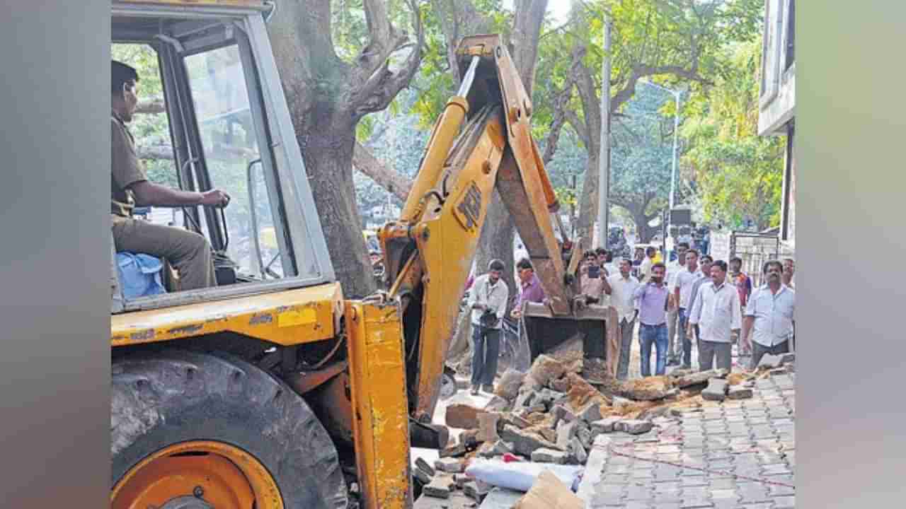 ಬಿಬಿಎಂಪಿ ಕಾರ್ಯಾಚರಣೆ: ಫುಟ್​ಪಾತ್ ಅತಿಕ್ರಮಣ, ಅನಧಿಕೃತ ಒಎಫ್‌ಸಿ ಕೇಬಲ್‌ಗಳ ತೆರವು