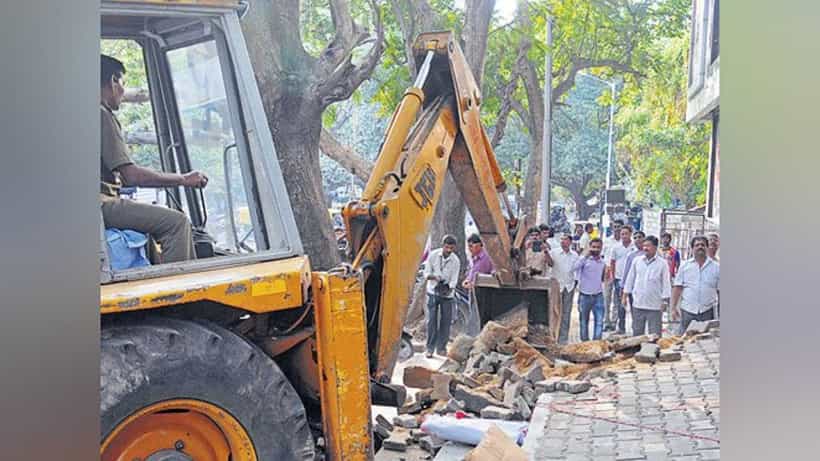ಬಿಬಿಎಂಪಿ ಕಾರ್ಯಾಚರಣೆ: ಫುಟ್ಪಾತ್ ಅತಿಕ್ರಮಣ, ಅನಧಿಕೃತ ಒಎಫ್ಸಿ ಕೇಬಲ್ಗಳ ತೆರವು