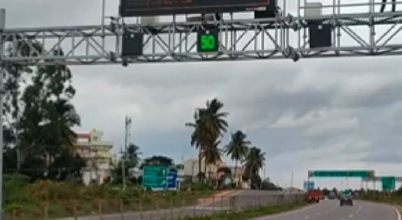 ಬೆಂಗಳೂರು ಮೈಸೂರು ಎಕ್ಸ್ಪ್ರೆಸ್ವೇಯಲ್ಲಿ ಎಐ ಕ್ಯಾಮೆರಾಗಳು; ಅಶಿಸ್ತಿನ ಚಾಲನೆ ಮಾಡಿದರೆ ಸಿಕ್ಕಿಬೀಳುವುದು ಖಂಡಿತ! ಬೆಂಗಳೂರು ಮೈಸೂರು ಎಕ್ಸ್ಪ್ರೆಸ್ವೇಯಲ್ಲಿ ಎಐ ಕ್ಯಾಮೆರಾಗಳು; ಅಶಿಸ್ತಿನ ಚಾಲನೆ ಮಾಡಿದರೆ ಸಿಕ್ಕಿಬೀಳುವುದು ಖಂಡಿತ!