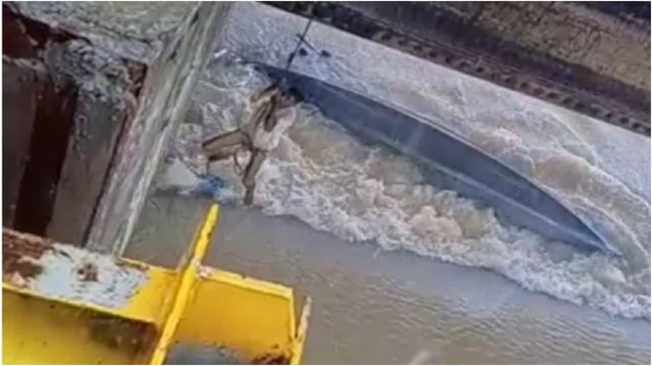 Mangaluru News: ನೇತ್ರಾವತಿ ನದಿಯಲ್ಲಿ ಮುಳುಗಿದ ಬೋಟ್; ಮೀನುಗಾರನ ರಕ್ಷಣೆ Mangaluru News: ನೇತ್ರಾವತಿ ನದಿಯಲ್ಲಿ ಮುಳುಗಿದ ಬೋಟ್; ಮೀನುಗಾರನ ರಕ್ಷಣೆ
