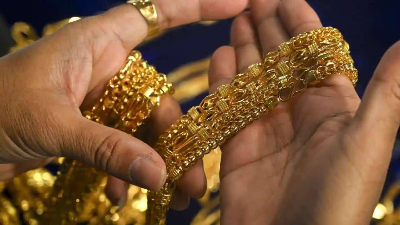 Gold Silver Price on 18 July: ಚಿನ್ನ ಬೆಲೆ ಇಳಿಕೆ ಮಧ್ಯೆ ಬೆಳ್ಳಿ ತುಸು ದುಬಾರಿ; ಇವತ್ತಿನ ಚಿನ್ನ, ಬೆಳ್ಳಿ ದರಗಳ ವಿವರ