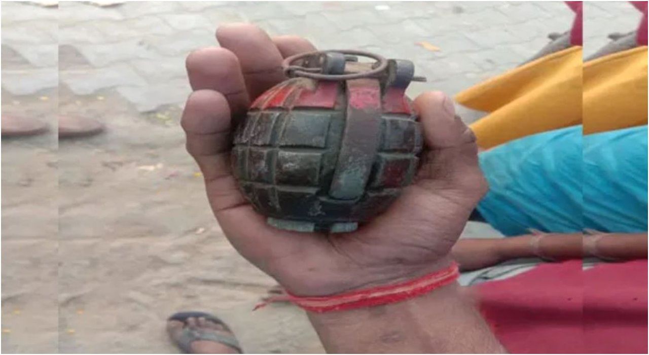 ಬೆಂಗಳೂರಿನಲ್ಲಿ ಹ್ಯಾಂಡ್ ಗ್ರೆನೇಡ್ ಪತ್ತೆ; ಪೊಲೀಸರಲ್ಲಿ ಹೆಚ್ಚಿದ ಆತಂಕ, ಎಲ್ಲೆಡೆ ಕಟ್ಟೆಚ್ಚರ ಬೆಂಗಳೂರಿನಲ್ಲಿ ಹ್ಯಾಂಡ್ ಗ್ರೆನೇಡ್ ಪತ್ತೆ; ಪೊಲೀಸರಲ್ಲಿ ಹೆಚ್ಚಿದ ಆತಂಕ, ಎಲ್ಲೆಡೆ ಕಟ್ಟೆಚ್ಚರ