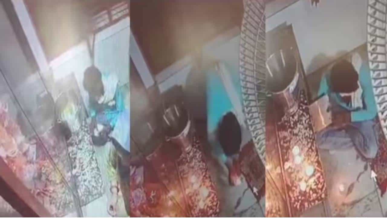 Viral Video: ಭಕ್ತಕಳ್ಳ; ಹನುಮಾನ್ ಚಾಲೀಸಾ ಪಠಿಸಿ ಕಾಣಿಕೆ ಡಬ್ಬಿಯಿಂದ ರೂ. 5,000 ಕದ್ದ ಕಳ್ಳ Viral Video: ಭಕ್ತಕಳ್ಳ; ಹನುಮಾನ್ ಚಾಲೀಸಾ ಪಠಿಸಿ ಕಾಣಿಕೆ ಡಬ್ಬಿಯಿಂದ ರೂ. 5,000 ಕದ್ದ ಕಳ್ಳ