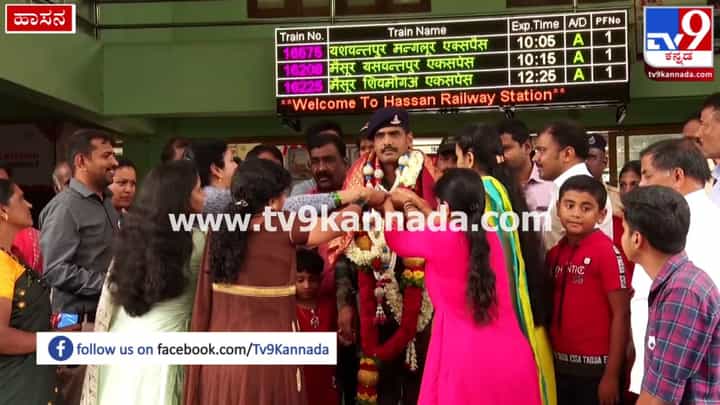 Hassan News: ಯುದ್ಧಭೂಮಿಯಿಂದ ತವರಿಗೆ ಮರಳಿದ ವೀರ ಯೋಧನಿಗೆ ಅದ್ಧೂರಿ ಸ್ವಾಗತ Hassan News: ಯುದ್ಧಭೂಮಿಯಿಂದ ತವರಿಗೆ ಮರಳಿದ ವೀರ ಯೋಧನಿಗೆ ಅದ್ಧೂರಿ ಸ್ವಾಗತ