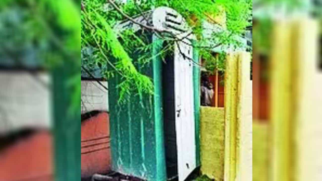 ಮಳೆಯಿಂದಾಗಿ ಹಾವೇರಿಯಲ್ಲಿ ಹದಗೆಟ್ಟ ಸಾರ್ವಜನಿಕ ಶೌಚಾಲಯಗಳು: ಅಧಿಕಾರಿಗಳ ವಿರುದ್ದ ಜನರ ಹಿಡಿಶಾಪ ಮಳೆಯಿಂದಾಗಿ ಹಾವೇರಿಯಲ್ಲಿ ಹದಗೆಟ್ಟ ಸಾರ್ವಜನಿಕ ಶೌಚಾಲಯಗಳು: ಅಧಿಕಾರಿಗಳ ವಿರುದ್ದ ಜನರ ಹಿಡಿಶಾಪ