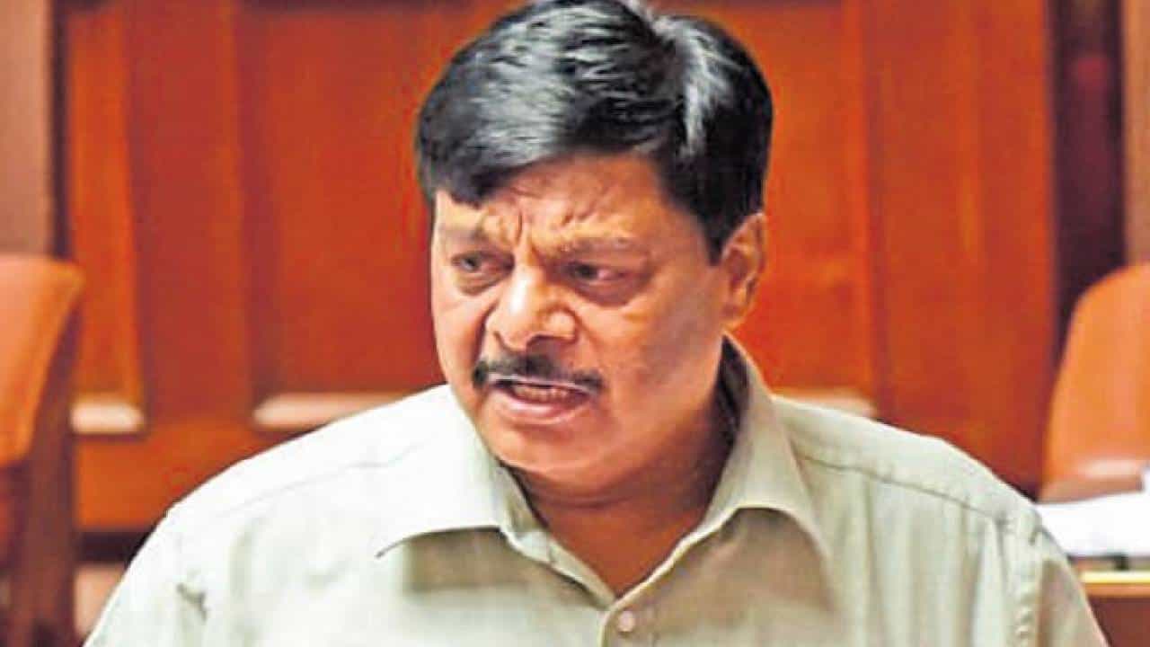 ಮಂಡ್ಯ: ಕಾರು ಪಲ್ಟಿಯಾಗಿ ನಾಲ್ವರು ಸಾವು ಪ್ರಕರಣ: ಮೃತರ ಕುಟುಂಬಗಳಿಗೆ ತಲಾ 2 ಲಕ್ಷ ರೂ. ಪರಿಹಾರ ಘೋಷಿಸಿದ ಹೆಚ್.ಸಿ.ಮಹದೇವಪ್ಪ ಮಂಡ್ಯ: ಕಾರು ಪಲ್ಟಿಯಾಗಿ ನಾಲ್ವರು ಸಾವು ಪ್ರಕರಣ: ಮೃತರ ಕುಟುಂಬಗಳಿಗೆ ತಲಾ 2 ಲಕ್ಷ ರೂ. ಪರಿಹಾರ ಘೋಷಿಸಿದ ಹೆಚ್.ಸಿ.ಮಹದೇವಪ್ಪ