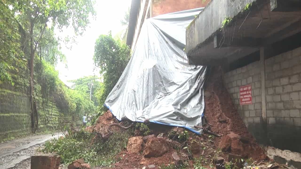 Mangaluru News: ಭಾರಿ ಮಳೆಗೆ ಮಂಗಳೂರಿನಲ್ಲಿ ಗುಡ್ಡ ಕುಸಿತ, ಸಮುದ್ರದಲ್ಲಿ ಜೋರಾದ ಅಲೆಗಳ ಅಬ್ಬರ: ರೆಡ್ ಅಲರ್ಟ್ ಘೋಷಣೆ Mangaluru News: ಭಾರಿ ಮಳೆಗೆ ಮಂಗಳೂರಿನಲ್ಲಿ ಗುಡ್ಡ ಕುಸಿತ, ಸಮುದ್ರದಲ್ಲಿ ಜೋರಾದ ಅಲೆಗಳ ಅಬ್ಬರ: ರೆಡ್ ಅಲರ್ಟ್ ಘೋಷಣೆ