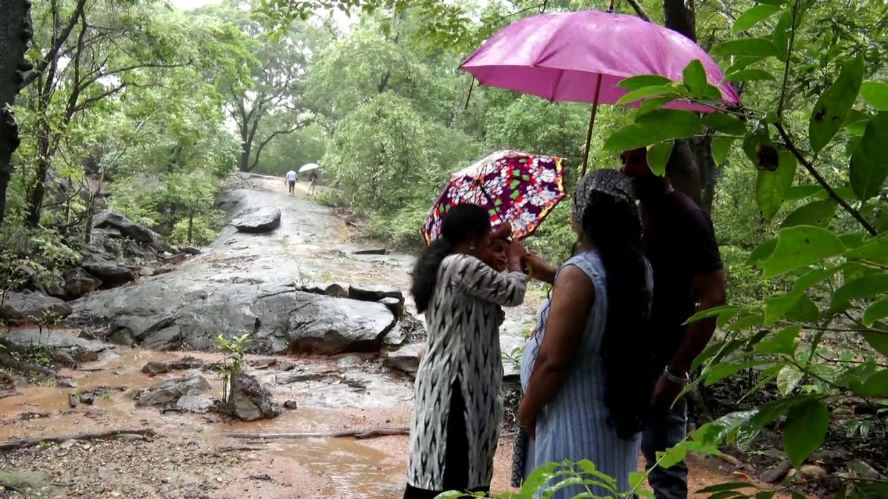 ಹೊಸಂಗಡಿ ಭಾಗೆಮನೆ ಸೇತುವೆಯಿಂದ ಕೇವಲ ಎರಡೇ ಕಿಮಿ ದೂರದಲ್ಲಿ ಈ ಫಾಲ್ಸ್ ಇದೆ. ಸದ್ಯ ಮಳೆ ಬಂದು ಜಲಪಾತ ಮತ್ತಷ್ಟು ಆಕರ್ಷಕವಾಗಿದ್ದು ಕುಟುಂಬ ಸಮೇತರಾಗಿ ಜನ ಇಲ್ಲಿಗೆ ಬರುತ್ತಿದ್ದಾರೆ.