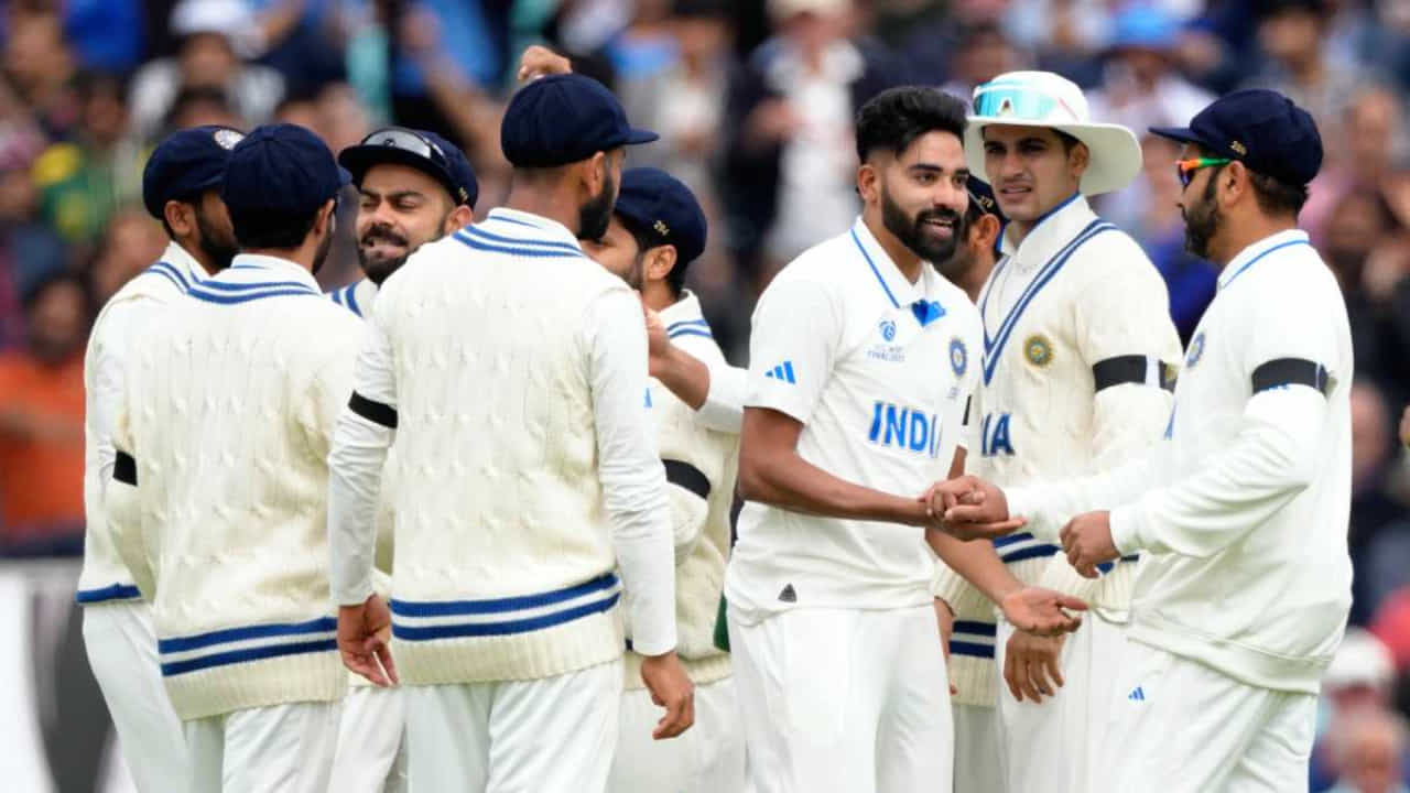 ಪ್ರಸ್ತುತ ವೆಸ್ಟ್ ಇಂಡೀಸ್ ಪ್ರವಾಸದಲ್ಲಿರುವ ಟೀಂ ಇಂಡಿಯಾ ಬಾರ್ಬಡೋಸ್ನಲ್ಲಿ ಭರ್ಜರಿ ಅಭ್ಯಾಸ ನಡೆಸುತ್ತಿದೆ. ಉಭಯ ತಂಡಗಳ ನಡುವೆ ಜುಲೈ 12 ರಿಂದ ಟೆಸ್ಟ್ ಸರಣಿ ಆರಂಭವಾಗಲಿದೆ. ಉಭಯ ತಂಡಗಳ ನಡುವಿನ ಮೊದಲ ಟೆಸ್ಟ್ ಪಂದ್ಯಕ್ಕೆ ಭಾರತ ಸಂಭಾವ್ಯ ತಂಡ ಹೇಗಿರಲಿದೆ ಎಂಬುದನ್ನು ನೋಡುವುದಾದರೆ..