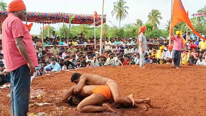ಆಂಜನೇಯ ಜಾತ್ರೆಯಲ್ಲಿ ಗಮನ ಸೆಳೆದ ಜಗಜಟ್ಟಿಗಳ ಸೆಣೆಸಾಟ: ನೆರೆದಿದ್ದ ಜನರಿಗೆ ಮನೋರಂಜನೆ ನೀಡಿದ ಕುಸ್ತಿ ಸ್ಪರ್ಧೆ ಆಂಜನೇಯ ಜಾತ್ರೆಯಲ್ಲಿ ಗಮನ ಸೆಳೆದ ಜಗಜಟ್ಟಿಗಳ ಸೆಣೆಸಾಟ: ನೆರೆದಿದ್ದ ಜನರಿಗೆ ಮನೋರಂಜನೆ ನೀಡಿದ ಕುಸ್ತಿ ಸ್ಪರ್ಧೆ