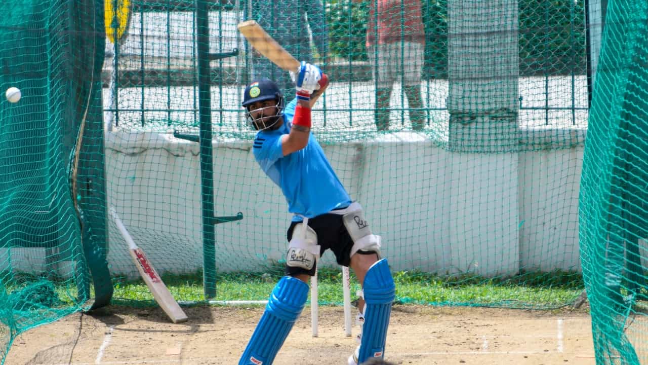 ಕೆನ್ಸಿಂಗ್ಟನ್ ಓವಲ್ನಲ್ಲಿ ನಡೆದ ವೆಸ್ಟ್ ಇಂಡೀಸ್ ವಿರುದ್ಧದ ಮೂರು ಪಂದ್ಯಗಳ ಸರಣಿಯ ಮೊದಲ ಏಕದಿನ ಪಂದ್ಯದಲ್ಲಿ ಬ್ಯಾಟಿಂಗ್ ಸೂಪರ್ಸ್ಟಾರ್ ವಿರಾಟ್ ಕೊಹ್ಲಿಗೆ ಬ್ಯಾಟಿಂಗ್ ಅವಕಾಶ ಸಿಗಲಿಲ್ಲ. ಇದು ಬಹುಶಃ ಅವರ ವೃತ್ತಿಜೀವನದಲ್ಲಿ ಮೊದಲ ಬಾರಿಗೆ ಏಕದಿನ ಪಂದ್ಯದಲ್ಲಿ ಆಡುತ್ತಿದ್ದರೂ ಮತ್ತು ಭಾರತವು ಐದು ವಿಕೆಟ್ಗಳನ್ನು ಕಳೆದುಕೊಂಡಿದ್ದರೂ, ಅವರಿಗೆ ಬ್ಯಾಟಿಂಗ್ ಮಾಡಲು ಅವಕಾಶ ಸಿಗಲಿಲ್ಲ.