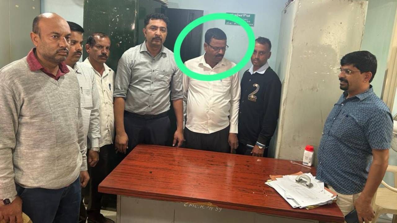 Hassan News: ಇ-ಸ್ವತ್ತು ಮಾಡಿಕೊಡಲು 25 ಸಾವಿರ ರೂ. ಲಂಚ ಸ್ವೀಕರಿಸುವಾಗ ಲೋಕಾಯುಕ್ತ ಬಲೆಗೆ ಬಿದ್ದ ನಗರಸಭೆ ಅಧಿಕಾರಿ Hassan News: ಇ-ಸ್ವತ್ತು ಮಾಡಿಕೊಡಲು 25 ಸಾವಿರ ರೂ. ಲಂಚ ಸ್ವೀಕರಿಸುವಾಗ ಲೋಕಾಯುಕ್ತ ಬಲೆಗೆ ಬಿದ್ದ ನಗರಸಭೆ ಅಧಿಕಾರಿ