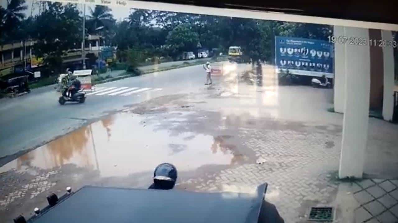 Mangalore News: ಬೈಕ್ ಸ್ಕಿಡ್ ಆಗಿ ಡಿವೈಡರ್ಗೆ ಡಿಕ್ಕಿ; ಯುವಕ ಸ್ಥಳದಲ್ಲೇ ಸಾವು, ಭಯಾನಕ ದೃಶ್ಯ ಸಿಸಿಟಿವಿಯಲ್ಲಿ ಸೆರೆ Mangalore News: ಬೈಕ್ ಸ್ಕಿಡ್ ಆಗಿ ಡಿವೈಡರ್ಗೆ ಡಿಕ್ಕಿ; ಯುವಕ ಸ್ಥಳದಲ್ಲೇ ಸಾವು, ಭಯಾನಕ ದೃಶ್ಯ ಸಿಸಿಟಿವಿಯಲ್ಲಿ ಸೆರೆ