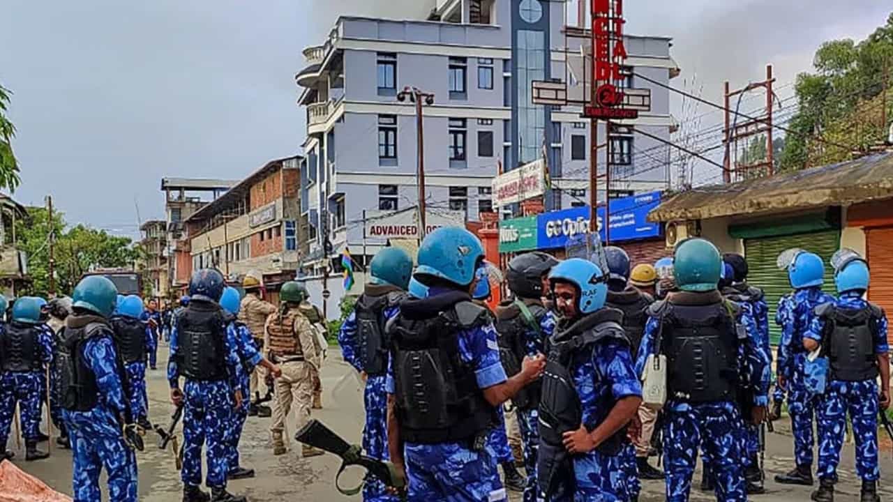 ಮಣಿಪುರ ಮಹಿಳೆಯರ ಬೆತ್ತಲೆ ಮೆರವಣಿಗೆ ಪ್ರಕರಣ: ಬಂಧಿತ 4 ಆರೋಪಿಗಳಿಗೆ 11 ದಿನಗಳ ಪೊಲೀಸ್ ಕಸ್ಟಡಿ ಮಣಿಪುರ ಮಹಿಳೆಯರ ಬೆತ್ತಲೆ ಮೆರವಣಿಗೆ ಪ್ರಕರಣ: ಬಂಧಿತ 4 ಆರೋಪಿಗಳಿಗೆ 11 ದಿನಗಳ ಪೊಲೀಸ್ ಕಸ್ಟಡಿ