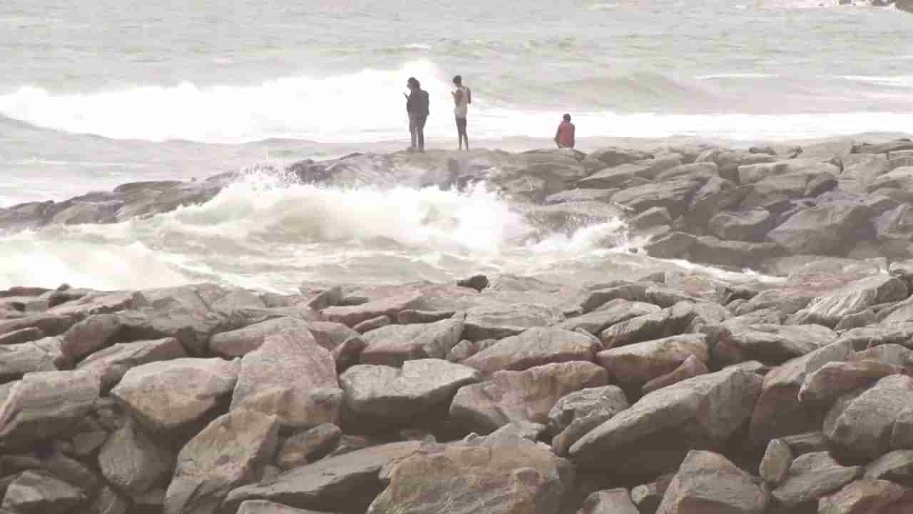 Maravanthe Beach: ಕಡಲ ಕೊರೆತದ ನಡುವೆ ಮರವಂತೆ ಬೀಚ್​ನಲ್ಲಿ ಪ್ರವಾಸಿಗರ ಹುಚ್ಚಾಟ, ಸಮುದ್ರಕ್ಕೆ ಇಳಿದು ಅನಾಹುತಕ್ಕೆ ಆಹ್ವಾನ