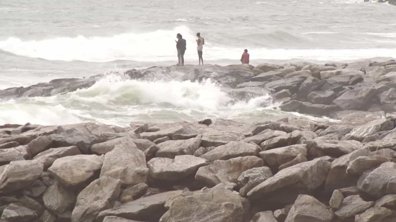 Maravanthe Beach: ಕಡಲ ಕೊರೆತದ ನಡುವೆ ಮರವಂತೆ ಬೀಚ್ನಲ್ಲಿ ಪ್ರವಾಸಿಗರ ಹುಚ್ಚಾಟ, ಸಮುದ್ರಕ್ಕೆ ಇಳಿದು ಅನಾಹುತಕ್ಕೆ ಆಹ್ವಾನ Maravanthe Beach: ಕಡಲ ಕೊರೆತದ ನಡುವೆ ಮರವಂತೆ ಬೀಚ್ನಲ್ಲಿ ಪ್ರವಾಸಿಗರ ಹುಚ್ಚಾಟ, ಸಮುದ್ರಕ್ಕೆ ಇಳಿದು ಅನಾಹುತಕ್ಕೆ ಆಹ್ವಾನ