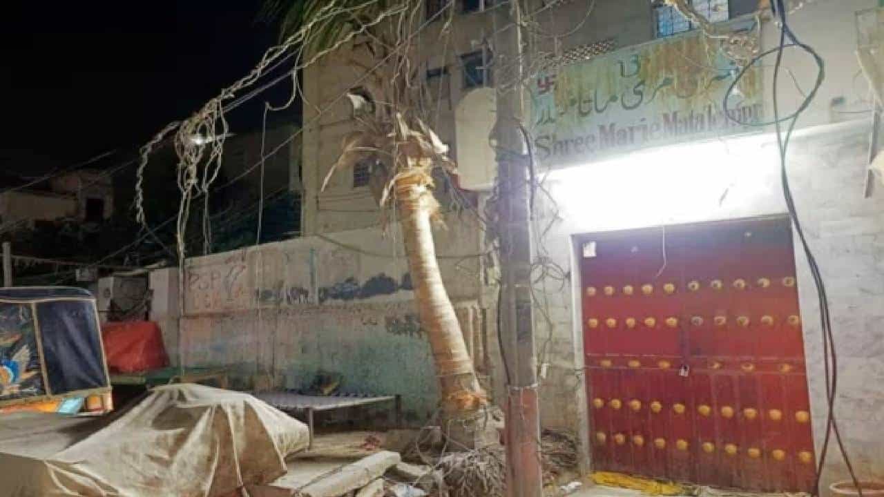 Viral: ಪಾಕಿಸ್ತಾನ; ಕರಾಚಿಯಲ್ಲಿ ಮಾರಿ ಮಾತಾ ಹಿಂದೂ ದೇವಸ್ಥಾನ ಧ್ವಂಸ Viral: ಪಾಕಿಸ್ತಾನ; ಕರಾಚಿಯಲ್ಲಿ ಮಾರಿ ಮಾತಾ ಹಿಂದೂ ದೇವಸ್ಥಾನ ಧ್ವಂಸ