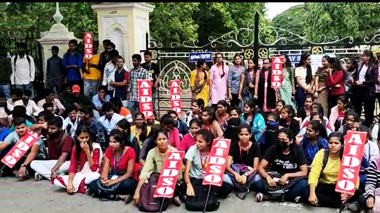 Mysore News: ಪದವಿ ಪರೀಕ್ಷೆ ಮುಂದೂಡುವಂತೆ ಆಗ್ರಹಿಸಿ ಮೈಸೂರು ವಿವಿ ವಿದ್ಯಾರ್ಥಿಗಳಿಂದ ಮುಂದುವರಿದ ಪ್ರತಿಭಟನೆ Mysore News: ಪದವಿ ಪರೀಕ್ಷೆ ಮುಂದೂಡುವಂತೆ ಆಗ್ರಹಿಸಿ ಮೈಸೂರು ವಿವಿ ವಿದ್ಯಾರ್ಥಿಗಳಿಂದ ಮುಂದುವರಿದ ಪ್ರತಿಭಟನೆ