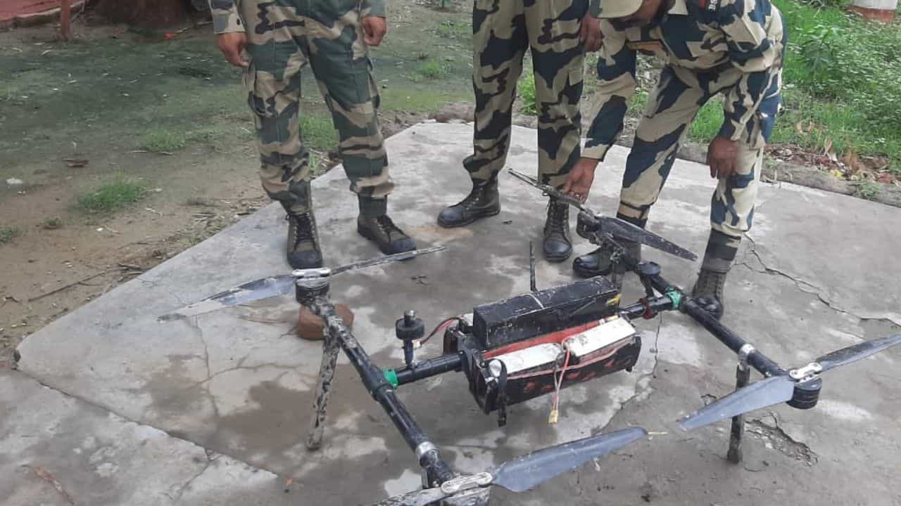 Pakistan Drones: ಭಾರತಕ್ಕೆ ಮಾದಕವಸ್ತುಗಳನ್ನು ಕಳ್ಳಸಾಗಣೆ ಮಾಡಲು ಡ್ರೋನ್ಗಳನ್ನು ಬಳಸಲಾಗುತ್ತಿದೆ ಎಂದು ಒಪ್ಪಿಕೊಂಡ ಪಾಕ್ Pakistan Drones: ಭಾರತಕ್ಕೆ ಮಾದಕವಸ್ತುಗಳನ್ನು ಕಳ್ಳಸಾಗಣೆ ಮಾಡಲು ಡ್ರೋನ್ಗಳನ್ನು ಬಳಸಲಾಗುತ್ತಿದೆ ಎಂದು ಒಪ್ಪಿಕೊಂಡ ಪಾಕ್