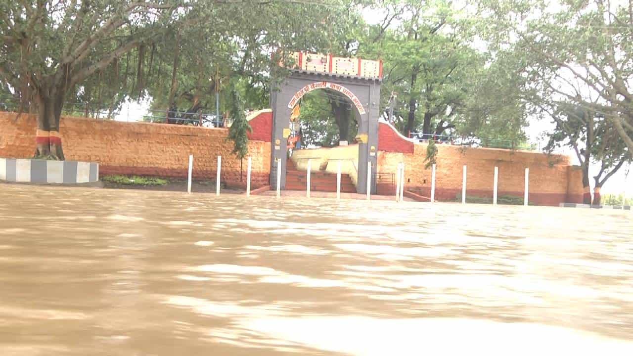 ಮೈದುಂಬಿ ಹರಿಯುತ್ತಿವೆ ಬೆಳಗಾವಿಯ ಸಪ್ತನದಿಗಳು: ಪ್ರವಾಹ ಭೀತಿ ಪ್ರದೇಶಗಳಿಗೆ ಡಿಸಿ ನೇತೃತ್ವದ ತಂಡ ಭೇಟಿ ಮೈದುಂಬಿ ಹರಿಯುತ್ತಿವೆ ಬೆಳಗಾವಿಯ ಸಪ್ತನದಿಗಳು: ಪ್ರವಾಹ ಭೀತಿ ಪ್ರದೇಶಗಳಿಗೆ ಡಿಸಿ ನೇತೃತ್ವದ ತಂಡ ಭೇಟಿ