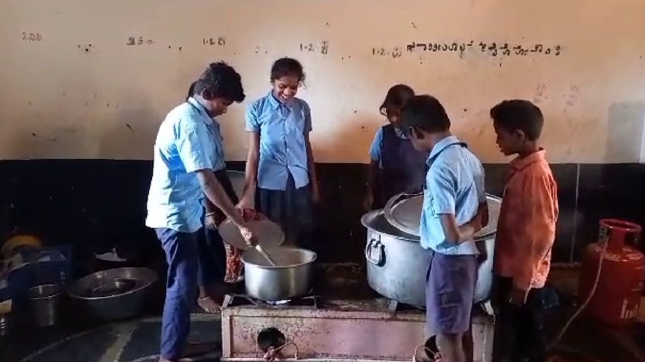 ದಾವಣಗೆರೆ: ಮುಖ್ಯಶಿಕ್ಷಕರ ಬೇಜವಾಬ್ದಾರಿತನಕ್ಕೆ ಬಿಸಿಯೂಟದಿಂದ ವಂಚಿತರಾದ ಶಾಲೆ ಮಕ್ಕಳು, ವಿದ್ಯಾರ್ಥಿಗಳಿಂದಲೇ ಅಡುಗೆ ತಯಾರಿ ದಾವಣಗೆರೆ: ಮುಖ್ಯಶಿಕ್ಷಕರ ಬೇಜವಾಬ್ದಾರಿತನಕ್ಕೆ ಬಿಸಿಯೂಟದಿಂದ ವಂಚಿತರಾದ ಶಾಲೆ ಮಕ್ಕಳು, ವಿದ್ಯಾರ್ಥಿಗಳಿಂದಲೇ ಅಡುಗೆ ತಯಾರಿ