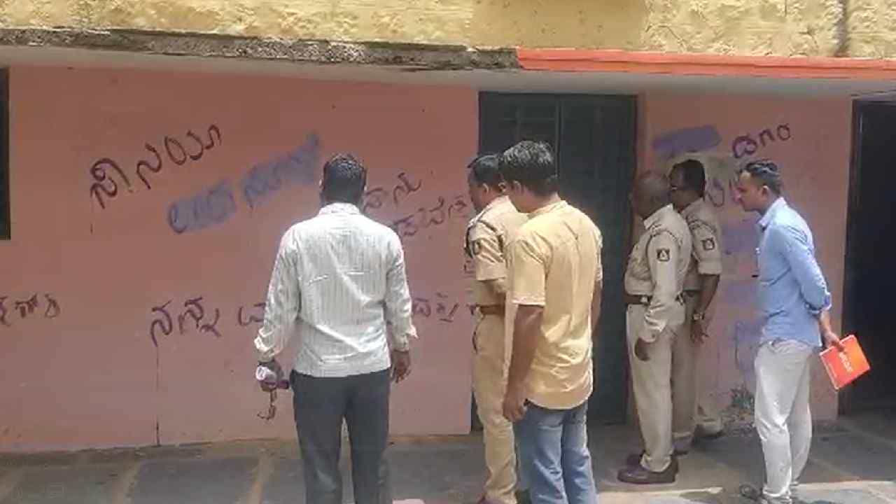 ಕೊಪ್ಪಳ: ಅಶ್ಲೀಲ ಪದಗಳಿಗೆ ಬಣ್ಣ ಬಳಿಯುವುದೇ ಶಾಲಾ ಶಿಕ್ಷಕರಿಗೆ ನಿತ್ಯದ ಕೆಲಸ, ವಿಕೃತರ ಬಂಧನ ಯಾವಾಗಾ? ಕೊಪ್ಪಳ: ಅಶ್ಲೀಲ ಪದಗಳಿಗೆ ಬಣ್ಣ ಬಳಿಯುವುದೇ ಶಾಲಾ ಶಿಕ್ಷಕರಿಗೆ ನಿತ್ಯದ ಕೆಲಸ, ವಿಕೃತರ ಬಂಧನ ಯಾವಾಗಾ?