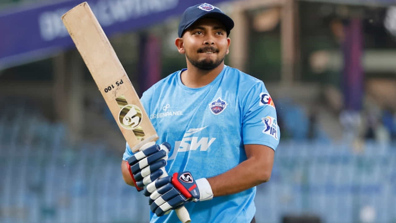 ವೃತ್ತಿಜೀವನದ ಆರಂಭದಲ್ಲಿ ಟೀಂ ಇಂಡಿಯಾದ ಭವಿಷ್ಯದ ಸೂಪರ್ ಸ್ಟಾರ್ ಎನಿಸಿಕೊಂಡಿದ್ದ ಆರಂಭಿಕ ಆಟಗಾರ ಪೃಥ್ವಿ ಶಾ, ಕಳಪೆ ಫಾರ್ಮ್ನಿಂದಾಗಿ ಟೀಂ ಇಂಡಿಯಾದಿಂದ ಹೊರಬಿದ್ದು ವರ್ಷಗಳೇ ಕಳೆದಿವೆ. ಇದೀಗ ತಂಡಕ್ಕೆ ಮರಳಿ ಎಂಟ್ರಿಕೊಡಲು ಪ್ರಯತ್ನಿಸಿರುವ ಡೆಲ್ಲಿ ಡ್ಯಾಶರ್, ಸ್ಫೋಟಕ ಹೇಳಿಕೆಯೊಂದನ್ನು ನೀಡಿದ್ದಾರೆ.