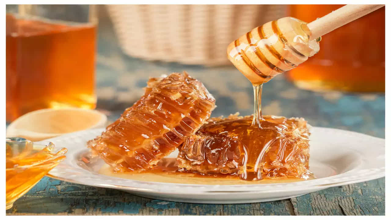 Raw Honey: ಹಸಿ ಜೇನುತುಪ್ಪ ಆರೋಗ್ಯಕರವೇ? ಪ್ರಯೋಜನಗಳು ಮತ್ತು ಅಡ್ಡಪರಿಣಾಮಗಳು Raw Honey: ಹಸಿ ಜೇನುತುಪ್ಪ ಆರೋಗ್ಯಕರವೇ? ಪ್ರಯೋಜನಗಳು ಮತ್ತು ಅಡ್ಡಪರಿಣಾಮಗಳು