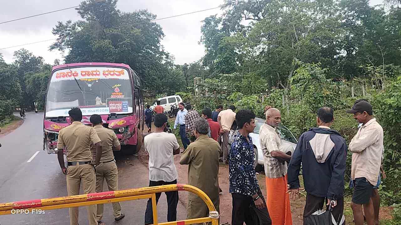 ಶಿವಮೊಗ್ಗ: ಐಗಿನಬೈಲು ಕ್ರಾಸ್ ಬಳಿ ಸರಣಿ ಅಪಘಾತ, ಕಾರಿನೊಳಗೆ ದನದ ಮಾಂಸ ಪತ್ತೆ ಶಿವಮೊಗ್ಗ: ಐಗಿನಬೈಲು ಕ್ರಾಸ್ ಬಳಿ ಸರಣಿ ಅಪಘಾತ, ಕಾರಿನೊಳಗೆ ದನದ ಮಾಂಸ ಪತ್ತೆ