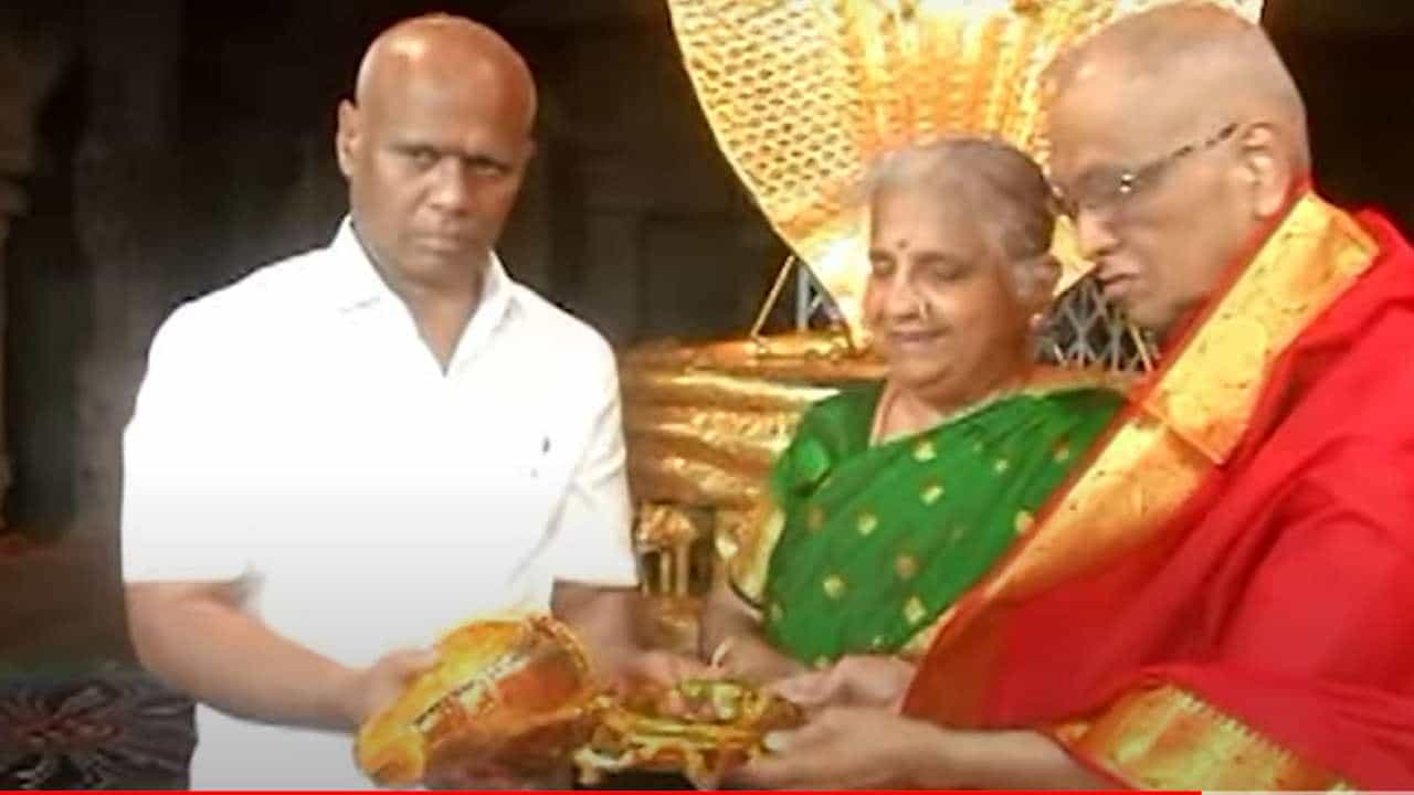 TTD: ತಿರುಪತಿ ತಿಮ್ಮಪ್ಪನಿಗೆ ಬಂಗಾರದ ಶಂಖ, ಕೂರ್ಮಪೀಠ ಸಮರ್ಪಿಸಿದ ಇನ್ಫೋಸಿಸ್ ಮೂರ್ತಿ ದಂಪತಿ TTD: ತಿರುಪತಿ ತಿಮ್ಮಪ್ಪನಿಗೆ ಬಂಗಾರದ ಶಂಖ, ಕೂರ್ಮಪೀಠ ಸಮರ್ಪಿಸಿದ ಇನ್ಫೋಸಿಸ್ ಮೂರ್ತಿ ದಂಪತಿ
