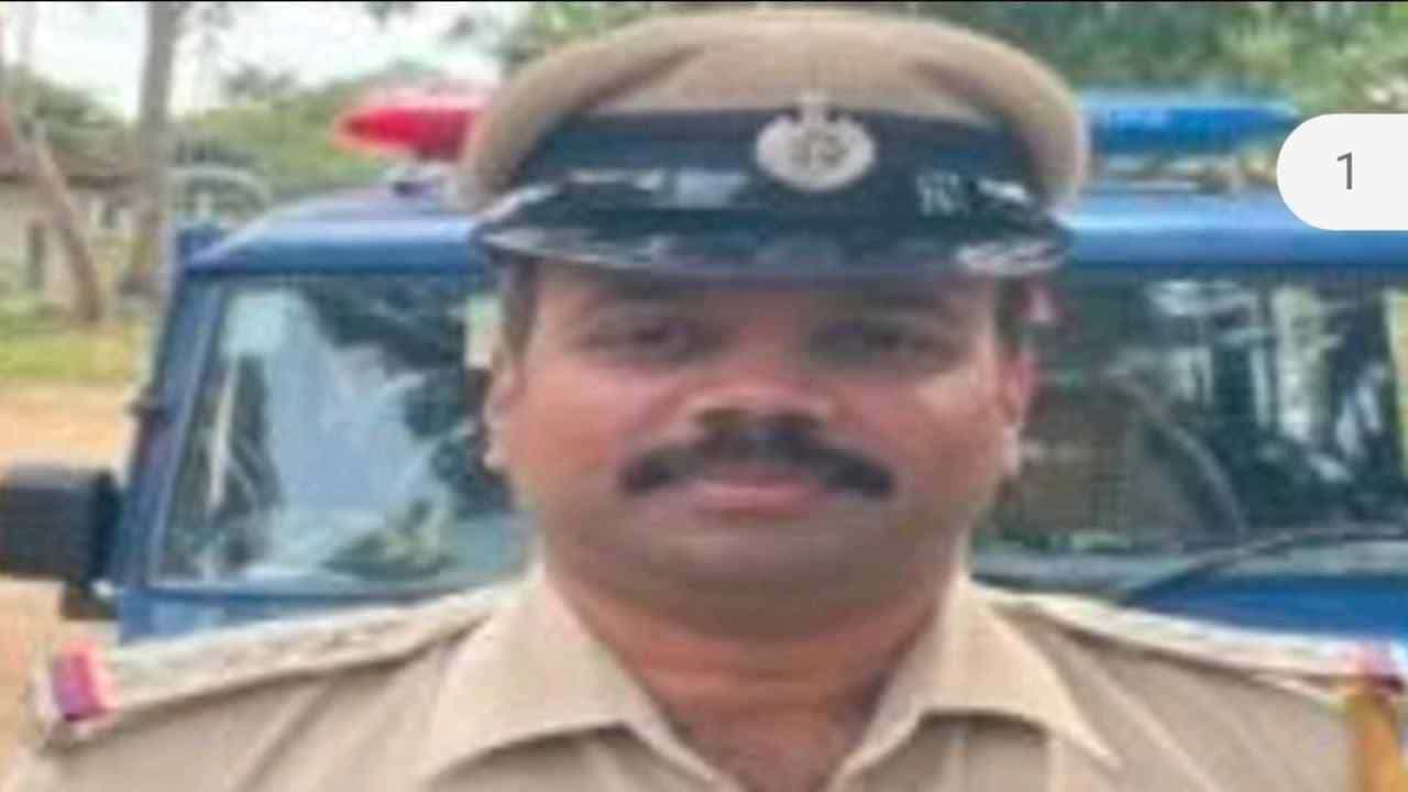 Kolar News: ಮರ್ಯಾದಾ ಹತ್ಯೆ ಪ್ರಕರಣ: ಕರ್ತವ್ಯಲೋಪವೆಸಗಿದ ಪೋಲಿಸ್ ಅಮಾನತು Kolar News: ಮರ್ಯಾದಾ ಹತ್ಯೆ ಪ್ರಕರಣ: ಕರ್ತವ್ಯಲೋಪವೆಸಗಿದ ಪೋಲಿಸ್ ಅಮಾನತು
