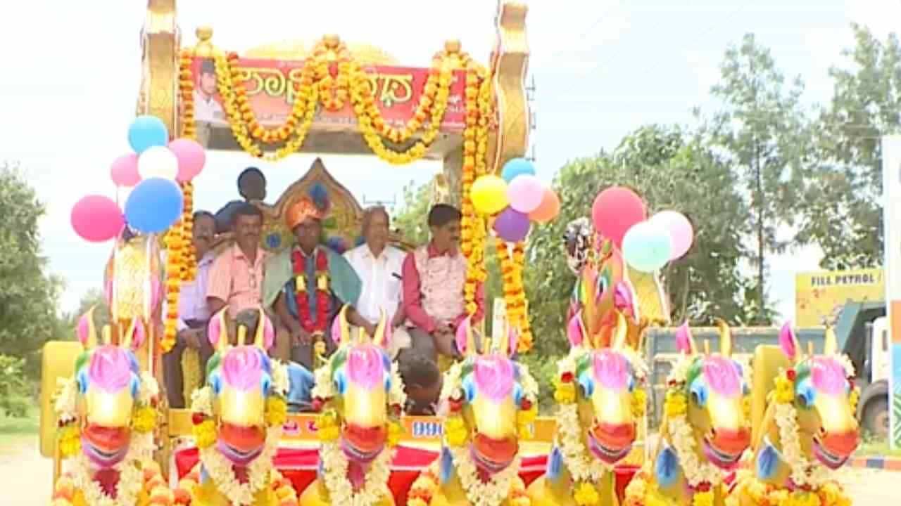 ನೆಚ್ಚಿನ ಶಿಕ್ಷಕನಿಗೆ ಹಳೆ ವಿದ್ಯಾರ್ಥಿಗಳಿಂದ ಅದ್ದೂರಿ ಬೀಳ್ಕೊಡುಗೆ: ಗ್ರಾಮಸ್ಥರ ಪ್ರೀತಿಗೆ ಭಾವುಕರಾದ ಟೀಚರ್ ನೆಚ್ಚಿನ ಶಿಕ್ಷಕನಿಗೆ ಹಳೆ ವಿದ್ಯಾರ್ಥಿಗಳಿಂದ ಅದ್ದೂರಿ ಬೀಳ್ಕೊಡುಗೆ: ಗ್ರಾಮಸ್ಥರ ಪ್ರೀತಿಗೆ ಭಾವುಕರಾದ ಟೀಚರ್