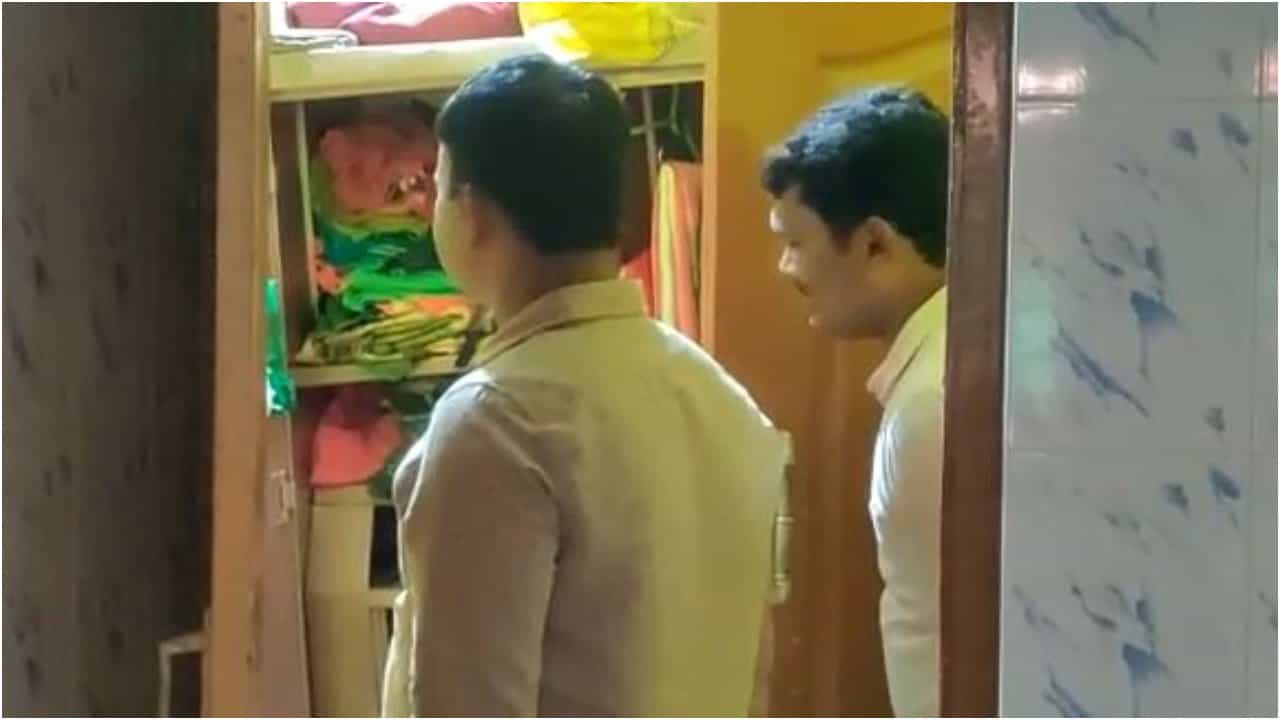 ನೆಲಮಂಗಲ: ಪೊಲೀಸ್ ಠಾಣೆ ಬಳಿಯೇ ಕಳ್ಳರ ಕರಾಮತ್ತು, ಮೀನಿನ ವ್ಯಾಪಾರಿಯ ಮನೆ ಬೀಗ ಮುರಿದು ಕಳ್ಳತನ ನೆಲಮಂಗಲ: ಪೊಲೀಸ್ ಠಾಣೆ ಬಳಿಯೇ ಕಳ್ಳರ ಕರಾಮತ್ತು, ಮೀನಿನ ವ್ಯಾಪಾರಿಯ ಮನೆ ಬೀಗ ಮುರಿದು ಕಳ್ಳತನ