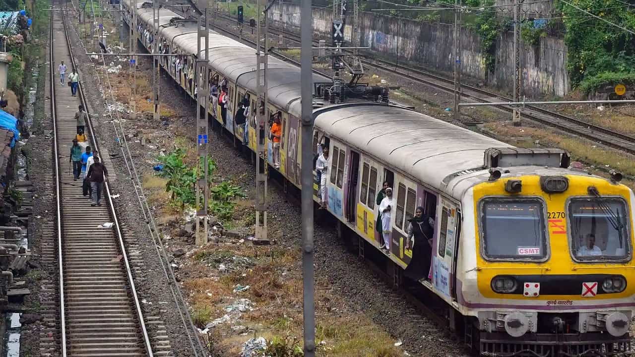 Deepavali Train: ದೀಪಾವಳಿ ಹಬ್ಬಕ್ಕೆ ಊರಿಗೆ ಹೋಗಬೇಕಾ? ರೈಲು ಟಿಕೆಟ್ ಬುಕಿಂಗ್ ಈಗಲೇ ಶುರು Deepavali Train: ದೀಪಾವಳಿ ಹಬ್ಬಕ್ಕೆ ಊರಿಗೆ ಹೋಗಬೇಕಾ? ರೈಲು ಟಿಕೆಟ್ ಬುಕಿಂಗ್ ಈಗಲೇ ಶುರು