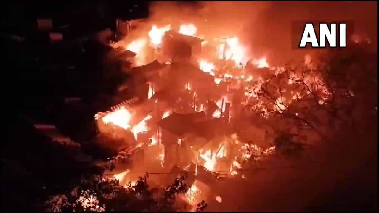 West Bengal: ಭಾರಿ ಅಗ್ನಿ ಅವಘಡ ಸಂಭವಿಸಿ 50ಕ್ಕೂ ಹೆಚ್ಚು ಅಂಗಡಿಗಳು ನಾಶ West Bengal: ಭಾರಿ ಅಗ್ನಿ ಅವಘಡ ಸಂಭವಿಸಿ 50ಕ್ಕೂ ಹೆಚ್ಚು ಅಂಗಡಿಗಳು ನಾಶ