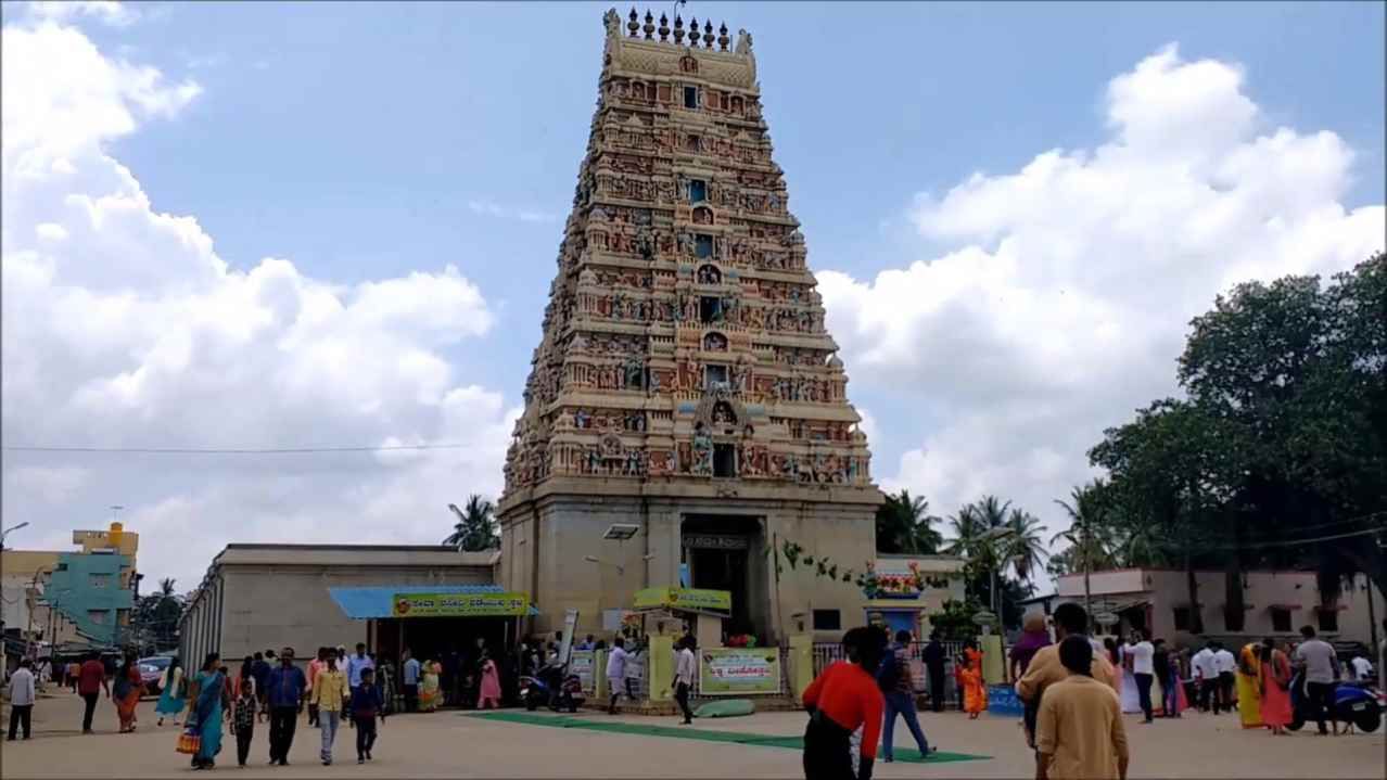 ಯಡಿಯೂರು ಸಿದ್ದಲಿಂಗೇಶ್ವರ ದೇಗುಲದ ಇ-ಹುಂಡಿಯಲ್ಲಿ ಈ ವರ್ಷ 1.48 ಕೋಟಿ ಸಂಗ್ರಹವಾಗಿದ್ರೆ, ಕಳೆದ ವರ್ಷ 1.20ಕೋಟಿ ರೂ. ಸಂಗ್ರಹವಾಗಿತ್ತು.