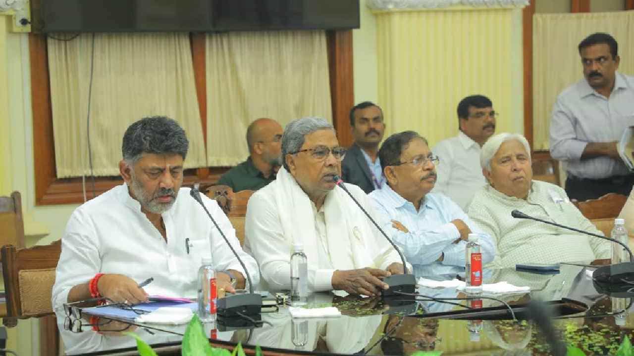ಜೆಡಿಎಸ್, ಬಿಜೆಪಿಯವರಿಂದ ಸ್ಟಿಂಗ್ ಆಪರೇಷನ್: ಎಚ್ಚರಿಯಿಂದ ಇರುವಂತೆ ಸ್ವಪಕ್ಷದ ಶಾಸಕರಿಗೆ ಸಿದ್ದರಾಮಯ್ಯ ಕಿವಿಮಾತು ಜೆಡಿಎಸ್, ಬಿಜೆಪಿಯವರಿಂದ ಸ್ಟಿಂಗ್ ಆಪರೇಷನ್: ಎಚ್ಚರಿಯಿಂದ ಇರುವಂತೆ ಸ್ವಪಕ್ಷದ ಶಾಸಕರಿಗೆ ಸಿದ್ದರಾಮಯ್ಯ ಕಿವಿಮಾತು
