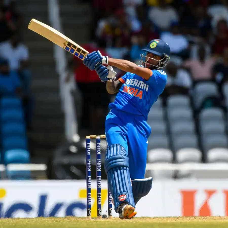 ಗಯಾನಾದ ಪ್ರೊವಿಡೆನ್ಸ್ ಸ್ಟೇಡಿಯಂನಲ್ಲಿ ನಡೆದ ವೆಸ್ಟ್ ಇಂಡೀಸ್ ವಿರುದ್ಧದ ಐದು ಪಂದ್ಯಗಳ ಸರಣಿಯ ಎರಡನೇ ಟಿ20 ಪಂದ್ಯದಲ್ಲಿ ಭಾರತದ ತಿಲಕ್ ವರ್ಮಾ ಅರ್ಧಶತಕ ಸಿಡಿಸಿ ಅಂತರರಾಷ್ಟ್ರೀಯ ಕ್ರಿಕೆಟ್ಗೆ ಭರ್ಜರಿ ಆಗಿ ಕಾಲಿಟ್ಟಿದ್ದಾರೆ. 41 ಎಸೆತಗಳಲ್ಲಿ 51 ರನ್ ಗಳಿಸಿ ತಿಲಕ್ ಭಾರತದ ಮಾನ ಉಳಿಸಿದರು.