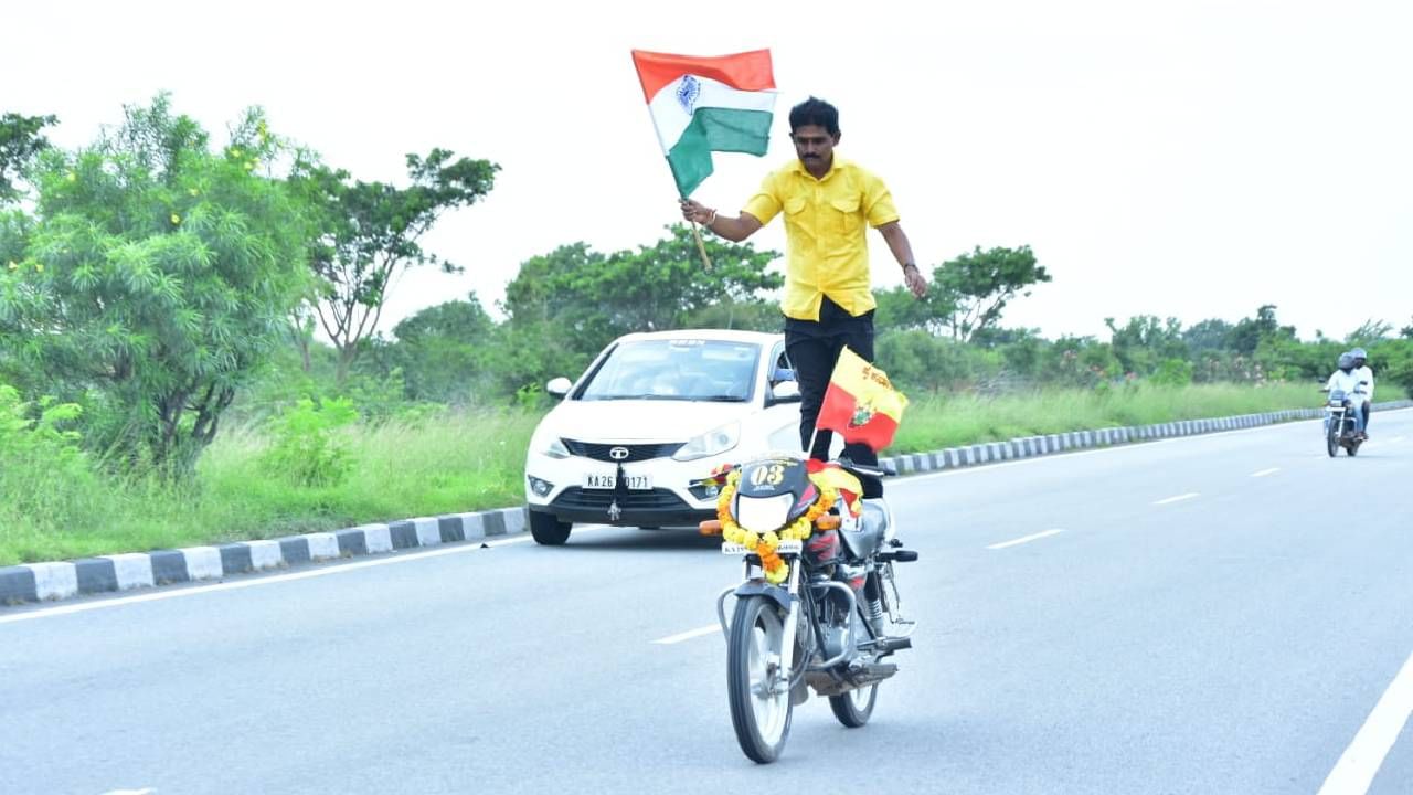 ಹೌದು, ವಿವಿಧ ರೀತಿಯಲ್ಲಿ ಇಂದು ಸ್ವಾತಂತ್ರ್ಯೋತ್ಸವವನ್ನು ಆಚರಿಸಲಾಗುತ್ತಿದ್ದು, ಅದರಂತೆ ಬಾಗಲಕೋಟೆ ಜಿಲ್ಲೆಯ ಇಳಕಲ್ ನಿವಾಸಿ ವೀರೇಶ್ ಕುಂದರಗಿಮಠ ಎಂಬುವವರು ಇಳಕಲ್‌ ನಗರದ  ರಾಷ್ಟ್ರೀಯ ಹೆದ್ದಾರಿಯಲ್ಲಿ ತಿರಂಗಾ ಹಿಡಿದು ಬೈಕ್‌ ಮೇಲೆ ನಿಂತು ಸವಾರಿ ಮಾಡಿದ್ದಾರೆ.