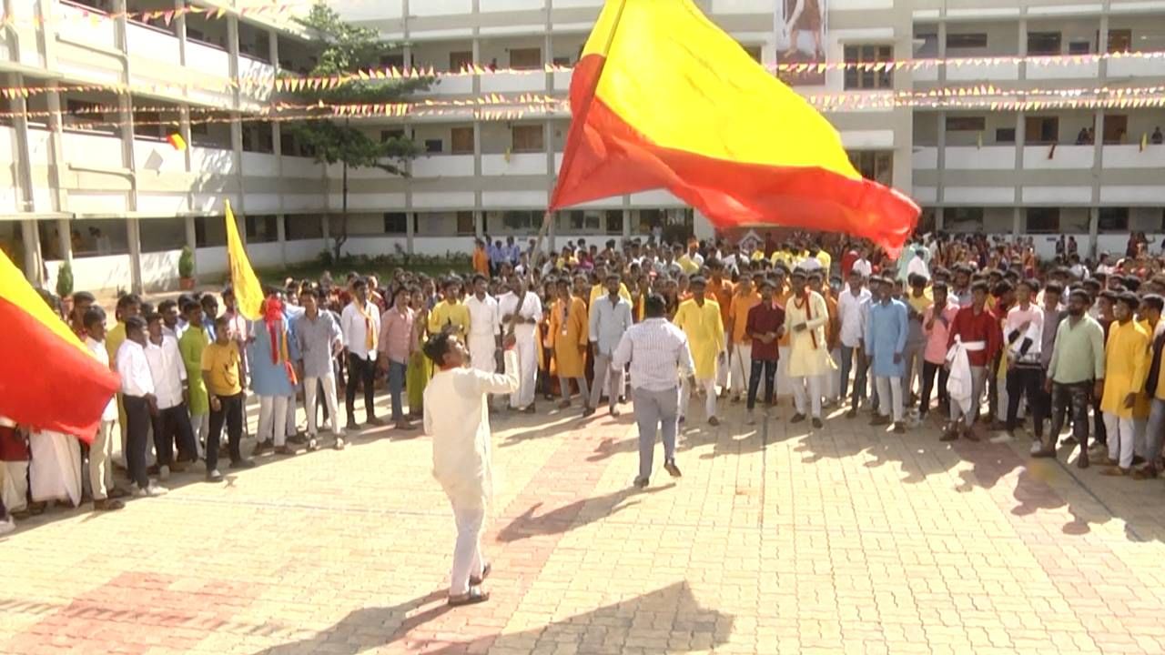 ಆಧುನಿಕತೆಯ ಜೀವನಶೈಲಿ ಭರಾಟೆಯಲ್ಲಿ ನಮ್ಮ ನಾಡಿನ ಶ್ರೀಮಂತ ಸಂಸ್ಕೃತಿ ನೇಪಥ್ಯಕ್ಕೆ ಸರಿಯುತ್ತಿರುವ ಈ ಸಂದರ್ಭದಲ್ಲಿ ಗ್ರಾಮೀಣ ಸೊಬಗಿನ ಜೊತೆಗೆ ಕನ್ನಡ ಭಾಷೆ ಮಹತ್ವವನ್ನು ವಿದ್ಯಾರ್ಥಿಗಳಿಗೆ ಪರಿಚಯಿಸುವ ವಿಶೇಷ ಕಾರ್ಯಕ್ರಮವನ್ನು ಕ್ರಾಂತಿವೀರ ಸಂಗೋಳ್ಳಿ ಸರ್ಕಾರಿ ಪದವಿ ಪೂರ್ವ ಕಾಲೇಜು ಮಾಡಿದೆ. 