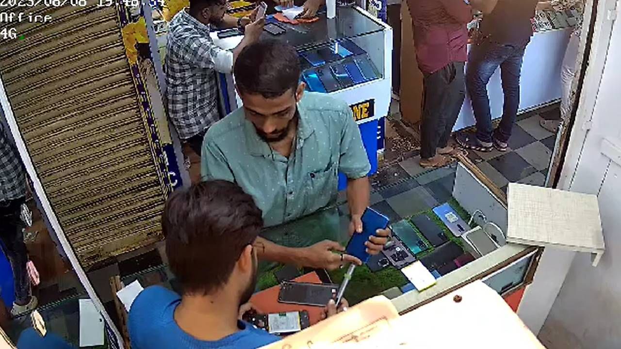 ಮಂಗಳೂರು: ಮೊಬೈಲ್ ಅಂಗಡಿಗೆ ನುಗ್ಗಿ ಯುವಕರ ಗುಂಪಿನಿಂದ ಮಾಲೀಕನಿಗೆ ಥಳಿತ; ಇಬ್ಬರು ಆರೋಪಿಗಳು ಅಂದರ್ ಮಂಗಳೂರು: ಮೊಬೈಲ್ ಅಂಗಡಿಗೆ ನುಗ್ಗಿ ಯುವಕರ ಗುಂಪಿನಿಂದ ಮಾಲೀಕನಿಗೆ ಥಳಿತ; ಇಬ್ಬರು ಆರೋಪಿಗಳು ಅಂದರ್