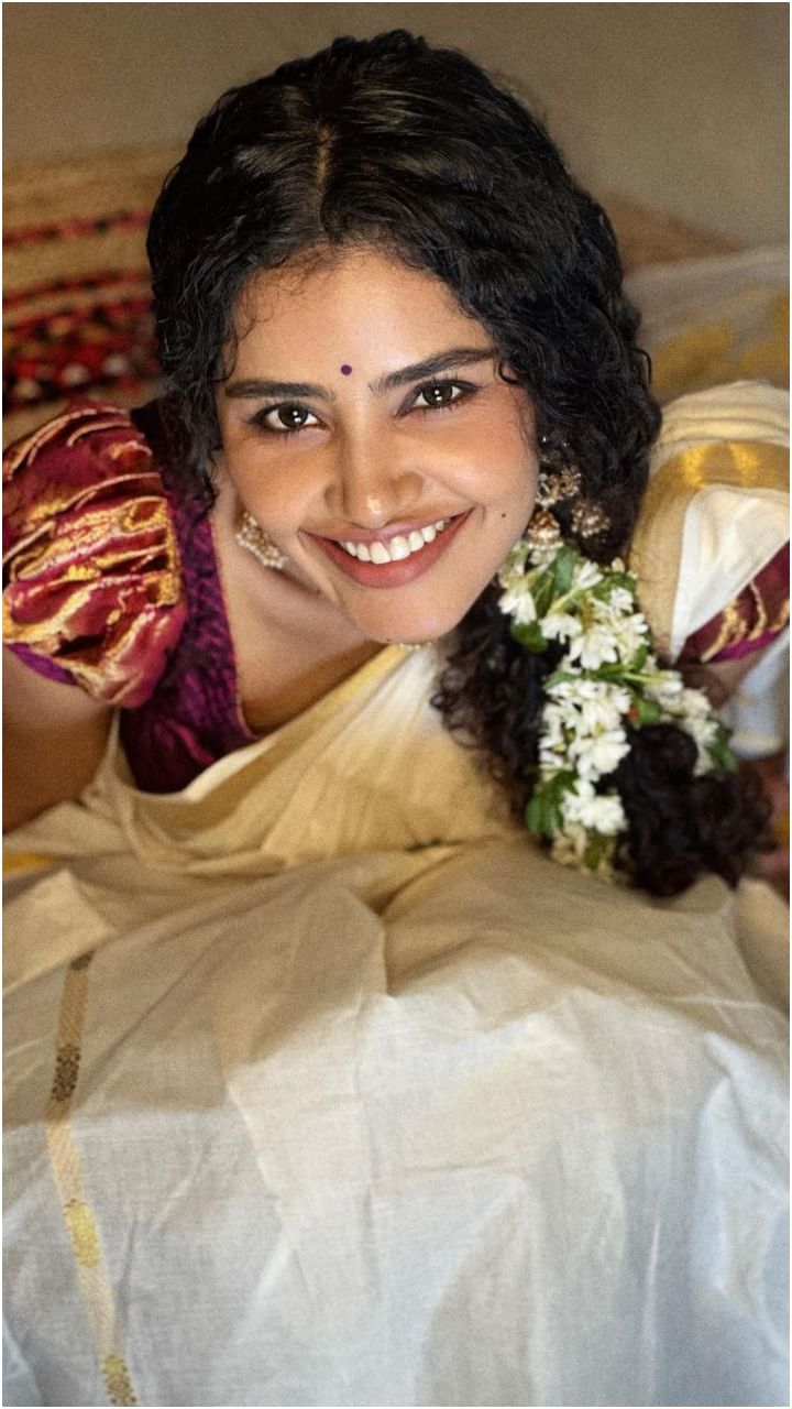 Anupama Parameswaran(21)