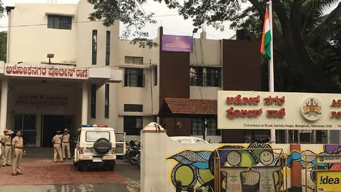 ಬೆಂಗಳೂರು: ಒಡವೆ ಹಾಕೊಂಡು, ಸ್ಕಾರ್ಪಿಯೋ ವಾಹನದಲ್ಲಿ ಬಂದು ಲಕ್ಷಾಂತರ ಮೌಲ್ಯದ ಸೀರೆ ಕದಿಯುತ್ತಿದ್ದ ಮತ್ತೊಂದು ಗ್ಯಾಂಗ್​ ಅರೆಸ್ಟ್​