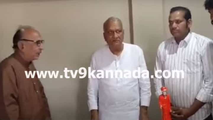 ಬೆಳಗಾವಿ ವಿಭಜನೆ: ಬೈಲಹೊಂಗಲ ನಿವಾಸಿಗಳ ಆಗ್ರಹದ ಬಳಿಕ ಅಥಣಿಯನ್ನು ಜಿಲ್ಲಾ ಕೇಂದ್ರವಾಗಿಸಬೇಕೆಂಬ ಒತ್ತಾಯ ಬೆಳಗಾವಿ ವಿಭಜನೆ: ಬೈಲಹೊಂಗಲ ನಿವಾಸಿಗಳ ಆಗ್ರಹದ ಬಳಿಕ ಅಥಣಿಯನ್ನು ಜಿಲ್ಲಾ ಕೇಂದ್ರವಾಗಿಸಬೇಕೆಂಬ ಒತ್ತಾಯ