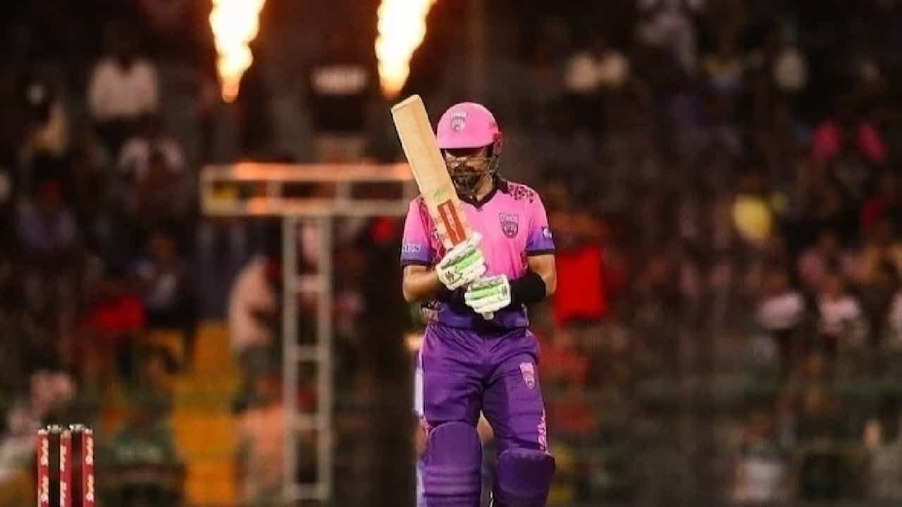 ಶ್ರೀಲಂಕಾದಲ್ಲಿ ನಡೆದ ಲಂಕಾ ಪ್ರೀಮಿಯರ್ ಲೀಗ್ನ 10ನೇ ಪಂದ್ಯದಲ್ಲಿ ಭರ್ಜರಿ ಶತಕ ಸಿಡಿಸುವ ಮೂಲಕ ಬಾಬರ್ ಆಝಂ ಟಿ20 ಕ್ರಿಕೆಟ್ನಲ್ಲಿ ವಿಶೇಷ ದಾಖಲೆ ಬರೆದಿದ್ದಾರೆ.