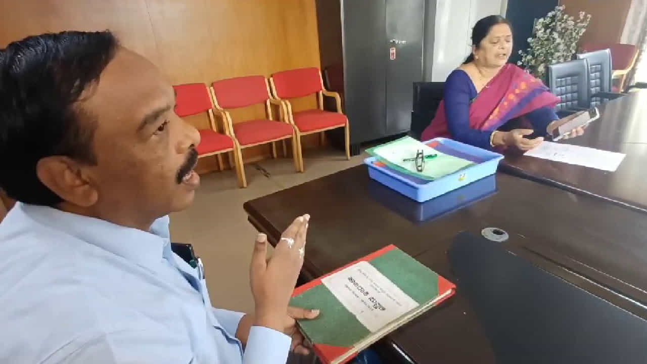 ಬಾಗಲಕೋಟೆ: ಜಿಲ್ಲಾ ವೈದ್ಯಾಧಿಕಾರಿ ಖುರ್ಚಿಗಾಗಿ ಮತ್ತೆ ಕಿತ್ತಾಟ -ಅಳಿಯನ ಮೇಲೆ ಮತ್ತೊಮ್ಮೆ ಪ್ರೀತಿ ತೋರಿದರಾ ಹೆಚ್ ವೈ ಮೇಟಿ? ಬಾಗಲಕೋಟೆ: ಜಿಲ್ಲಾ ವೈದ್ಯಾಧಿಕಾರಿ ಖುರ್ಚಿಗಾಗಿ ಮತ್ತೆ ಕಿತ್ತಾಟ -ಅಳಿಯನ ಮೇಲೆ ಮತ್ತೊಮ್ಮೆ ಪ್ರೀತಿ ತೋರಿದರಾ ಹೆಚ್ ವೈ ಮೇಟಿ?