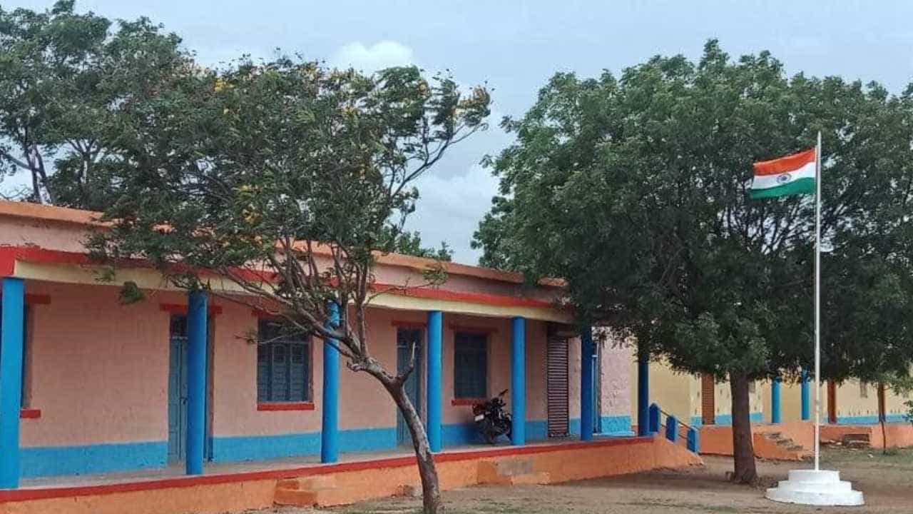 ಬಾಗಲಕೋಟೆಯ ಸರಕಾರಿ ಶಾಲೆಗಳಲ್ಲಿ ವಿದ್ಯಾರ್ಥಿಗಳ ಸಂಖ್ಯೆ ದಿಢೀರ್ ಕುಸಿತ: ಕಾರಣವಾಯ್ತಾ ಶಾಲೆಗಳ ಅವ್ಯವಸ್ಥೆ? ಬಾಗಲಕೋಟೆಯ ಸರಕಾರಿ ಶಾಲೆಗಳಲ್ಲಿ ವಿದ್ಯಾರ್ಥಿಗಳ ಸಂಖ್ಯೆ ದಿಢೀರ್ ಕುಸಿತ: ಕಾರಣವಾಯ್ತಾ ಶಾಲೆಗಳ ಅವ್ಯವಸ್ಥೆ?